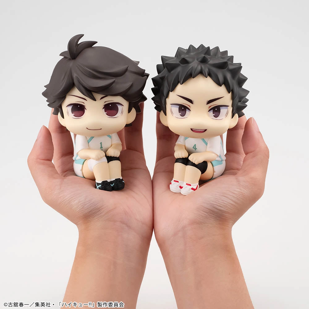 Look Up Haikyu !! Toru Oikawa / Hajime Iwaizumi Uniform ver set??with gift: Cushions?? Comic Book Hero app connected