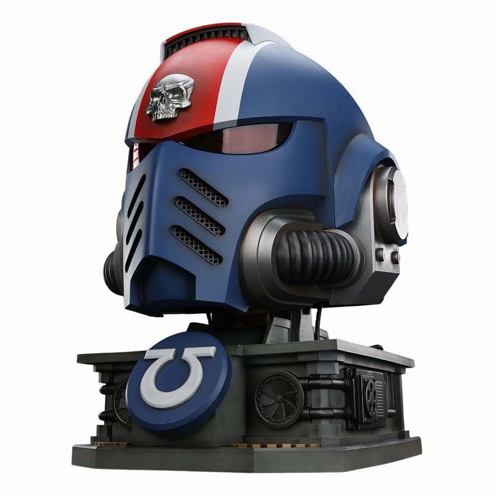 Chapter Close Warhammer 40,000: Space Marine 2 Replica Ultramarines Lieutenant Titus Hj?lm med Displayst?ll 44 cm